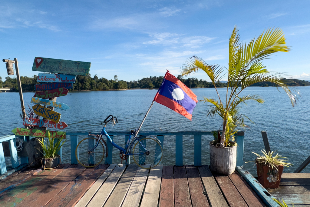 Auf der "Seeterrasse" vom Guesthouse. Die laotische Flagge weht im Wind