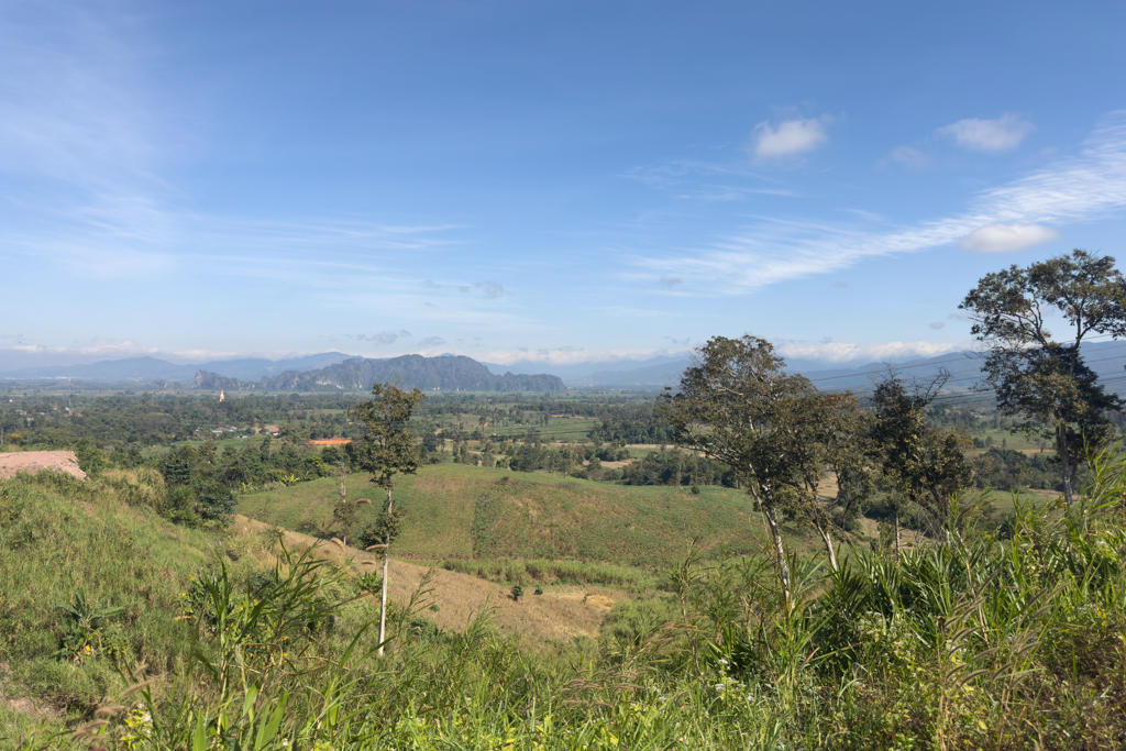 oben auf der Ebene haben wir eine weite Aussicht auf die abwechslungsreiche Landschaft