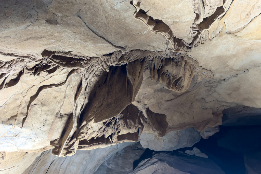 Nahaufnahme vorhangförmiger Stalaktiten in der Dragon Cave