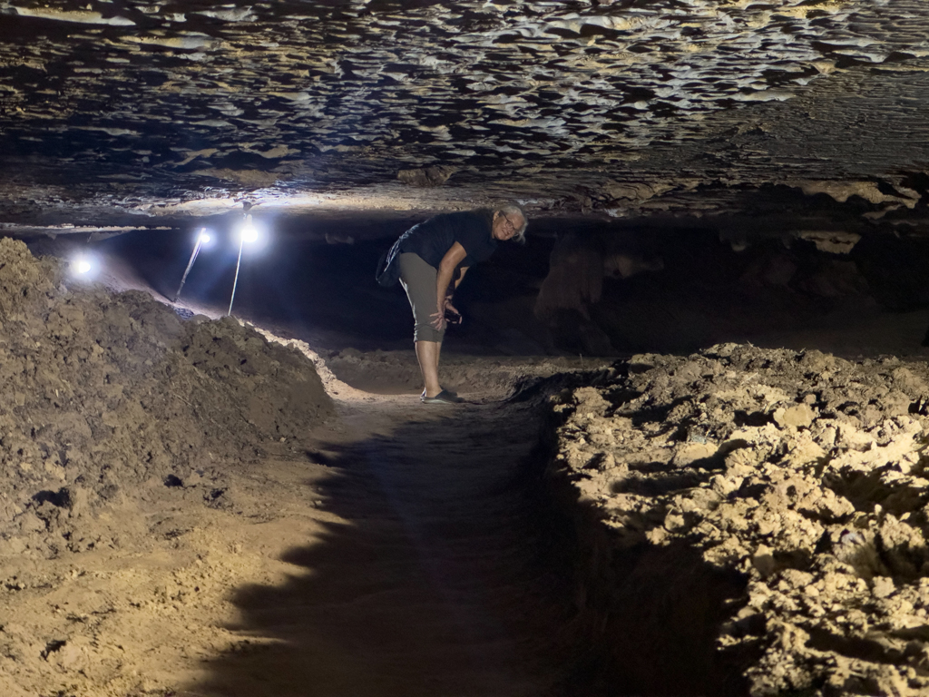 Ma kommt an dieser Stelle in der Dragon Cave nur noch gebückt voran