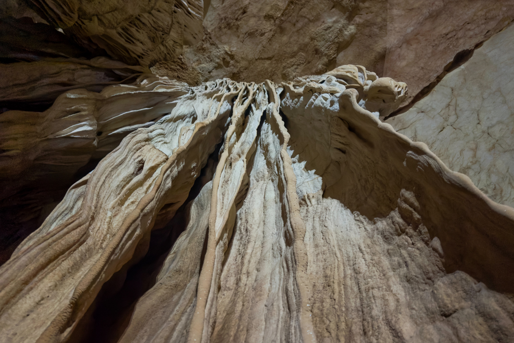 Beeindruckende Stalagtiten in der Dragon Cave fliessen förmlich aus der Decke