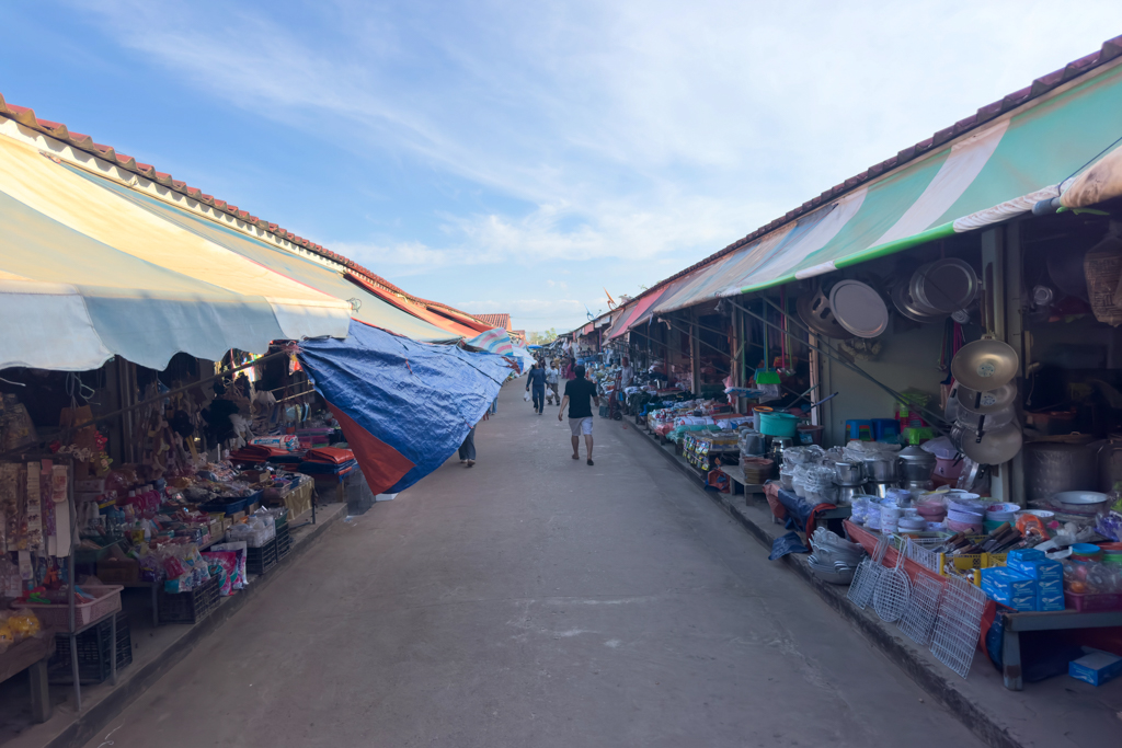 Wir besuchen am Abend noch den Marktplatz von Lak Sao