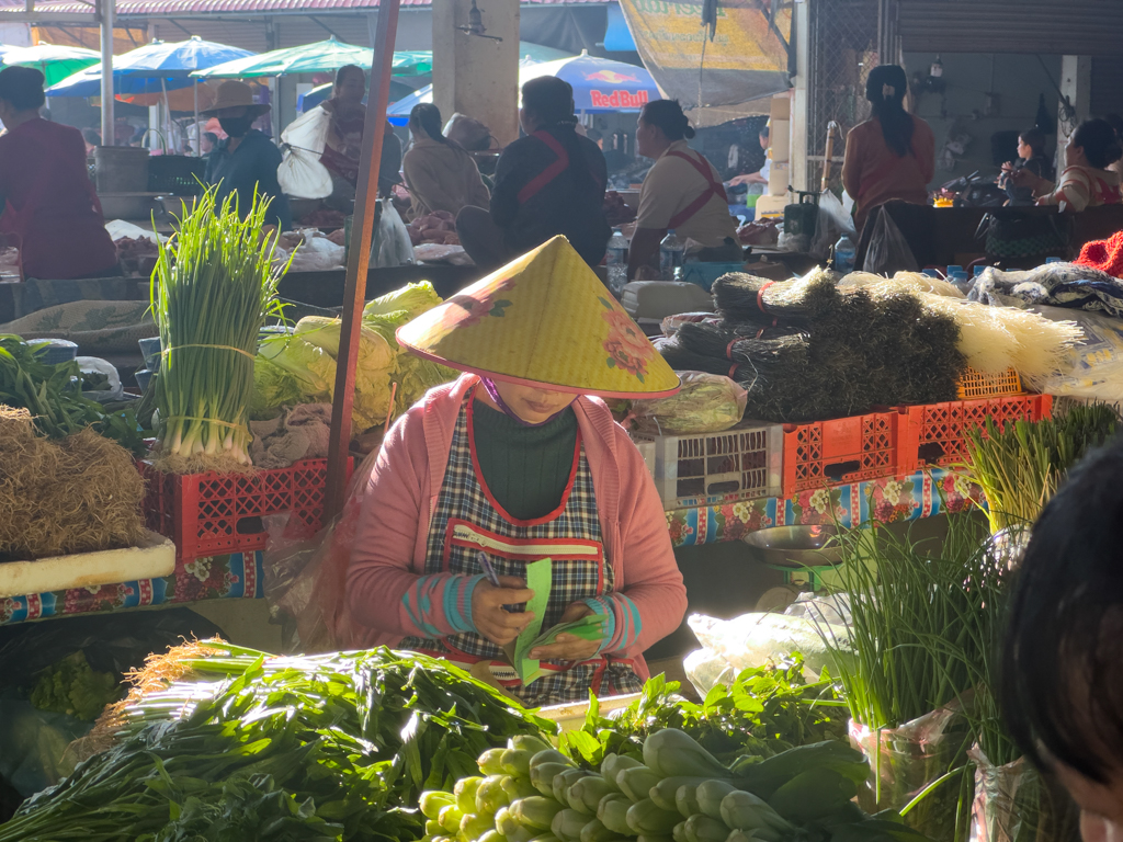 traditionelle Kopfbedeckung einer der vielen Marktfrauen in der grossen Markthalle