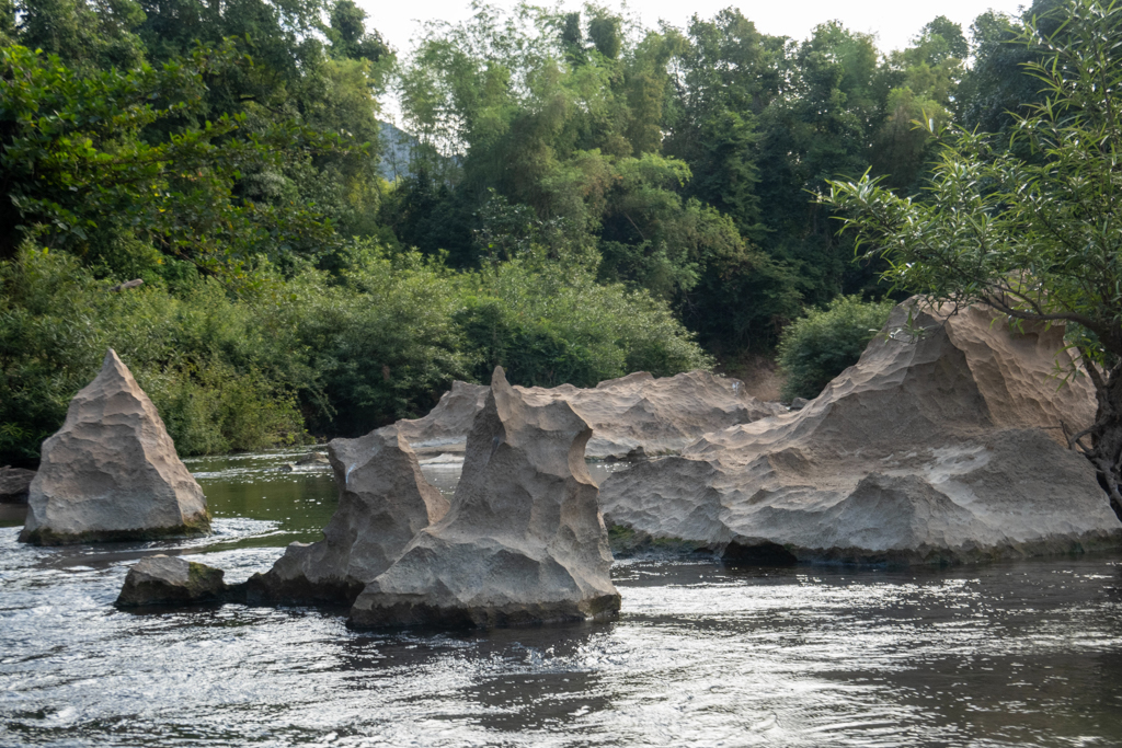 Ein naturbelassenes Flussbett. Felsen, Bäume und Sandbänke gilt es zu umschiffen