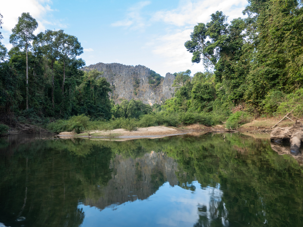 Ein naturbelassenes Flussbett. Felsen, Bäume und Sandbänke gilt es zu umschiffen
