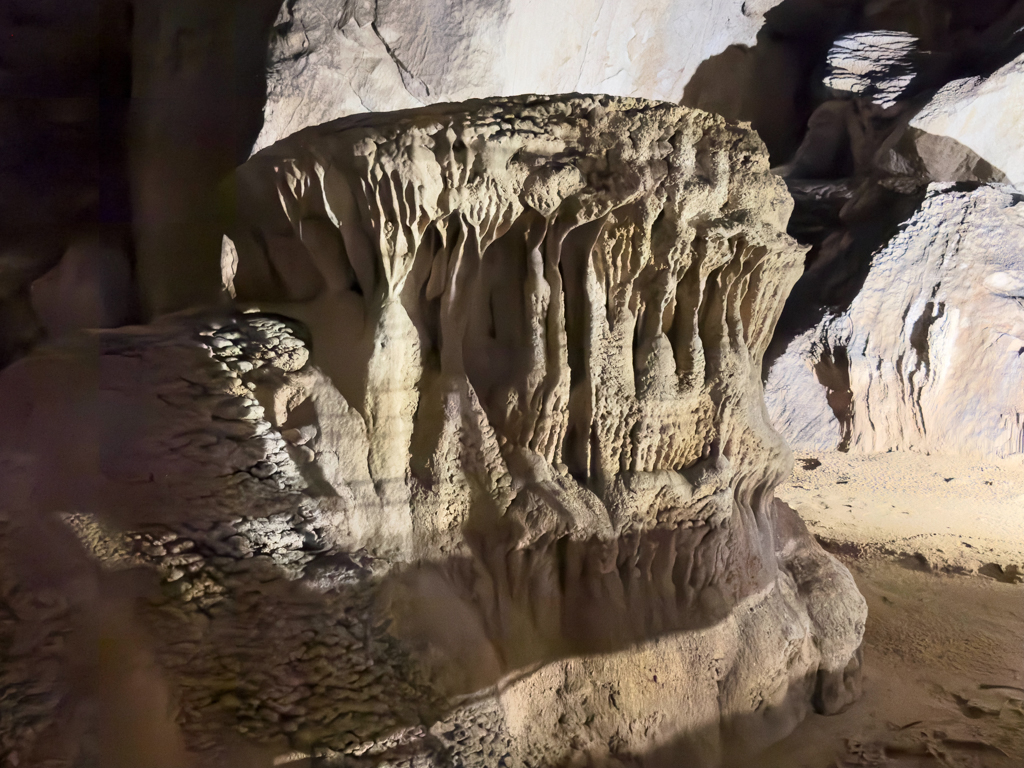 Faszinierende Steingebilde in diesem kleinen beleuchteten Teil der Höhle