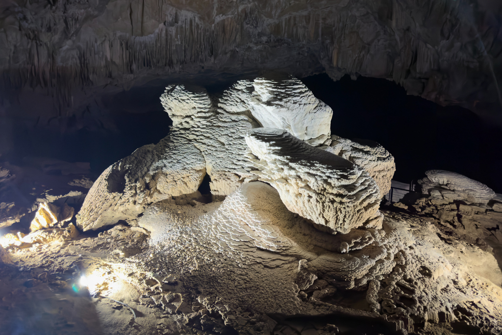 Faszinierende Steingebilde in diesem kleinen beleuchteten Teil der Höhle