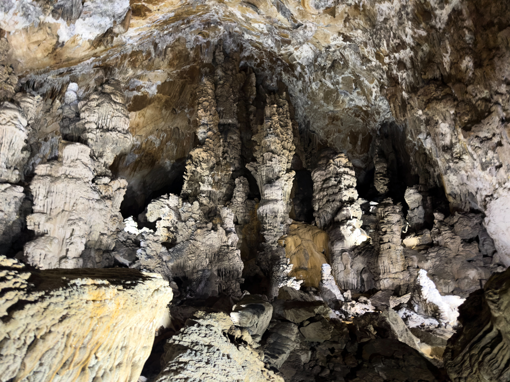 Faszinierende Steingebilde in diesem kleinen beleuchteten Teil der Höhle