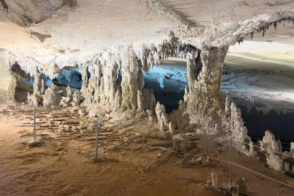 Faszinierende Steingebilde in diesem kleinen beleuchteten Teil der Höhle