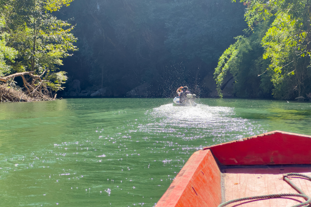 Es herrscht reger Verkehr auf dem Fluss. Ein Langboot ist vor uns unterwegs