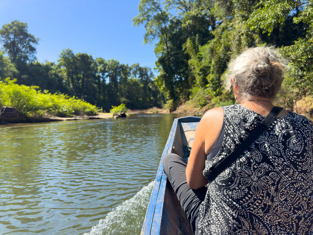 Mit Ma im Langboot auf dem Nam Hinboun River unterwegs zur Konglor Höhle