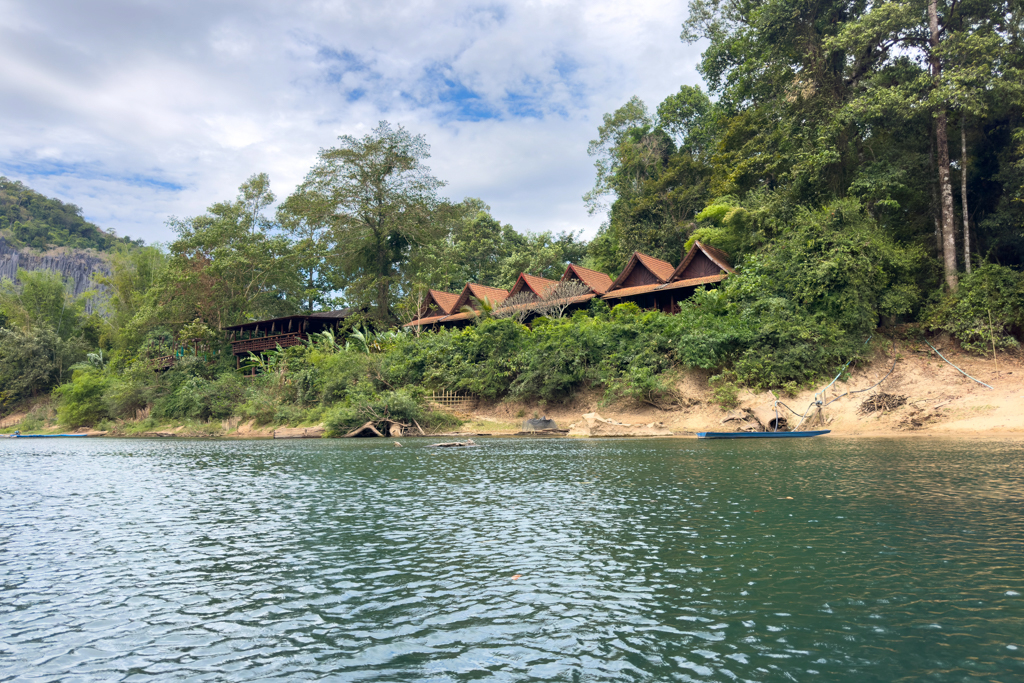 Das Spring River Resort vom Fluss aus gesehen