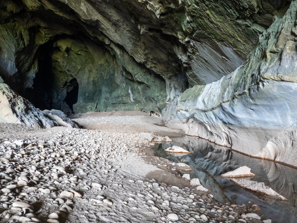 Der Weg weiter in die Höhle hinein. Rechts ein kleines Wasserbassin