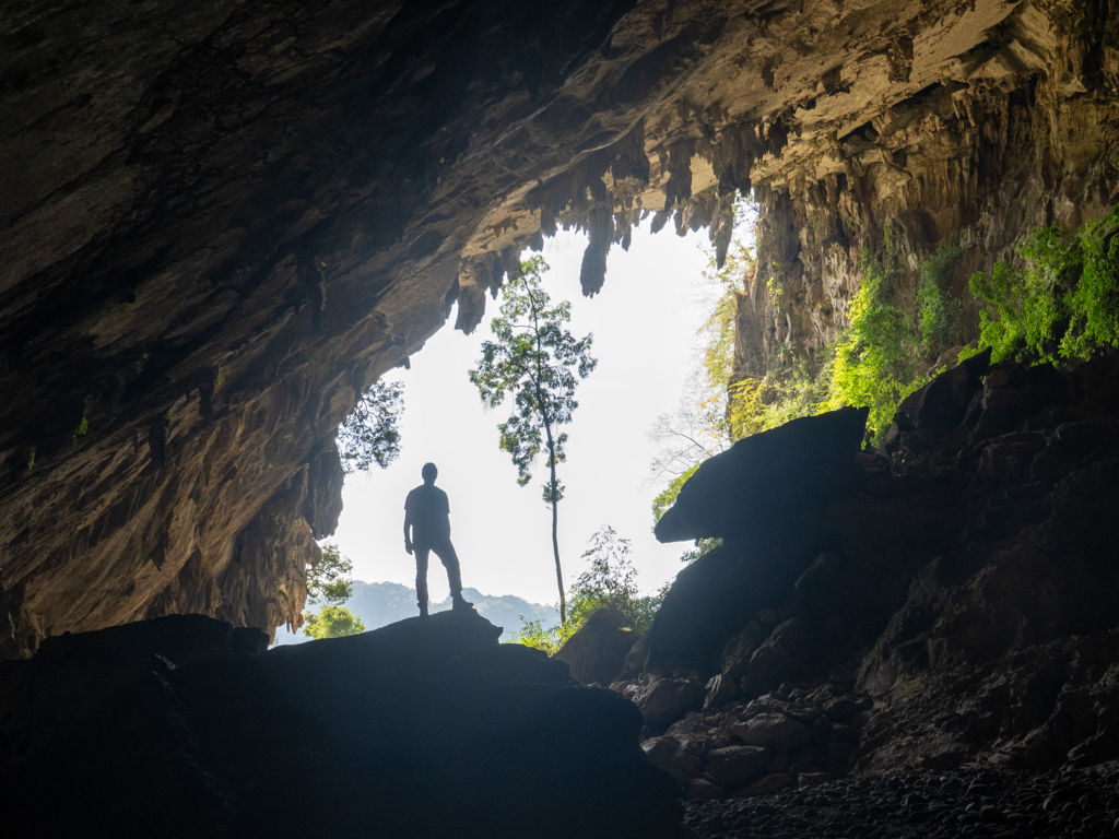 Jo am Ein/Ausgang der Höhle