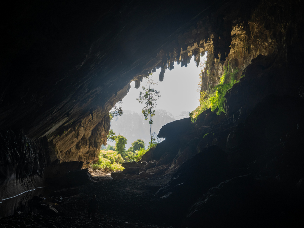 Der Ein / Ausgang der Höhle im Gegenlicht von Draussen...