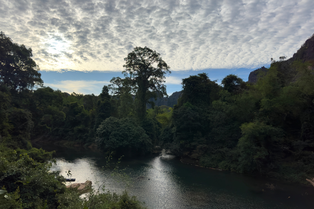 Die Flusslandschaft am Resort im frühen Morgenlicht