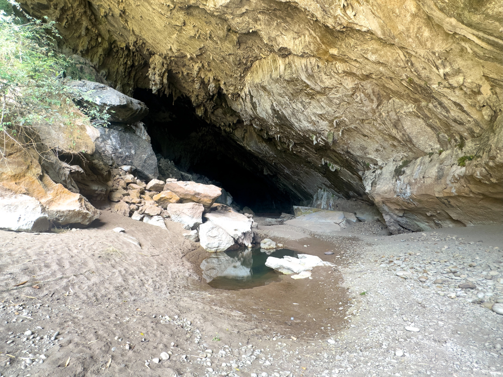 Vor nicht all zu langer Zeit hatte es Wasser in der Höhle. Eine grössere Pfütze zeugt noch davon