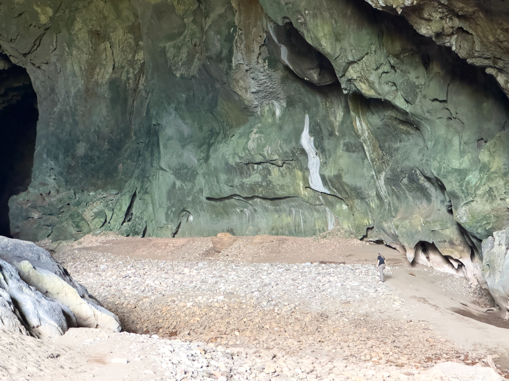 Jetzt erkennt man wie gross die Höhle ist. Ma erscheint fast winzig klein