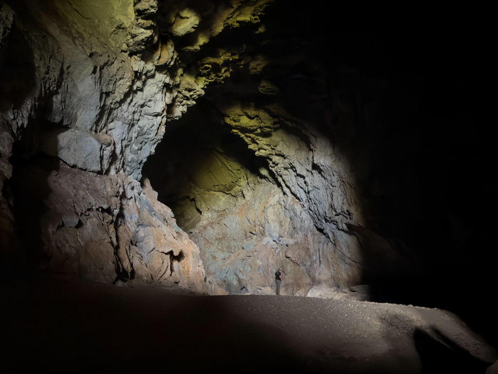 Auch der hintere Teil der Höhle ist einfach riesig. Ma verschwindet fast