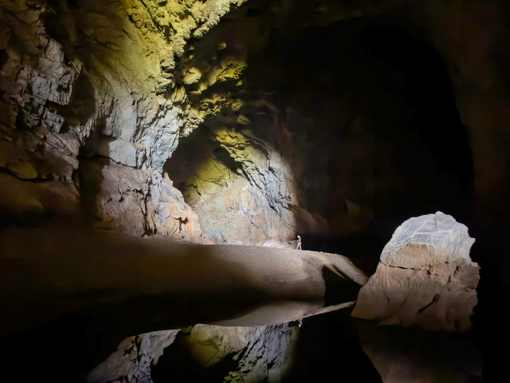 Auch der hintere Teil der Höhle ist einfach riesig. Ma verschwindet fast