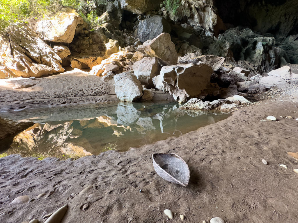 Vor nicht all zu langer Zeit hatte es Wasser in der Höhle. Eine grössere Pfütze zeugt noch davon