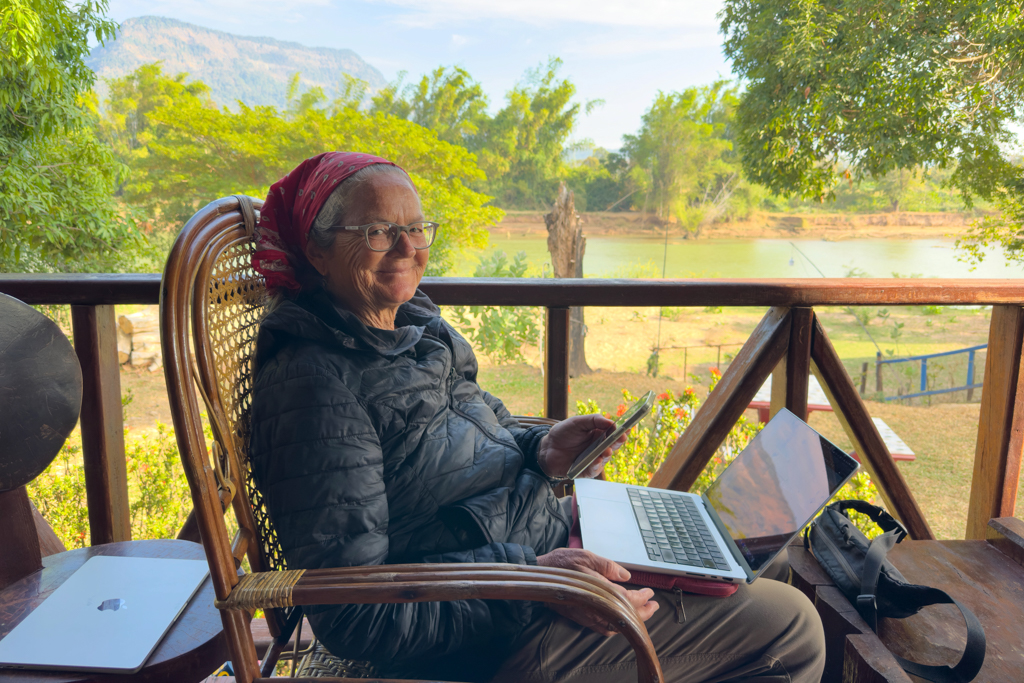 Ma geniesst ihre Arbeit auf dem Balkon unseres Pavillon