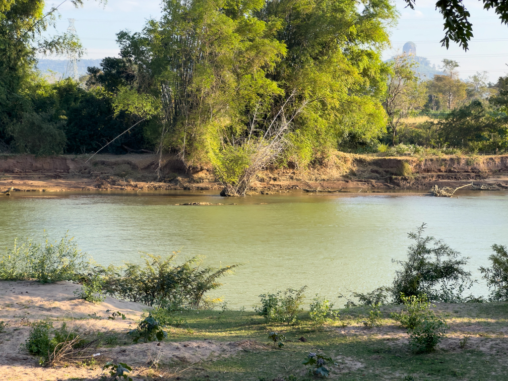 vor unserer Unterkunft dem Sainamhai Resort fliesst der Namsanam River vorbei