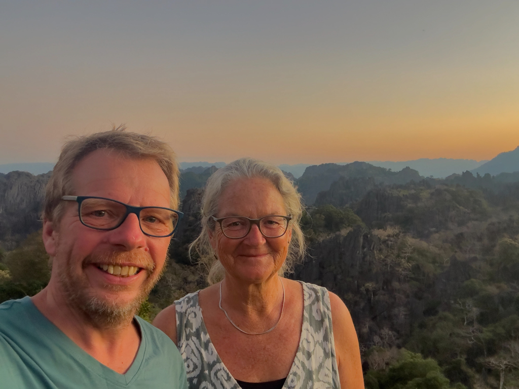 JoMa Selfie im letzten Tageslicht auf der Terrasse stehend