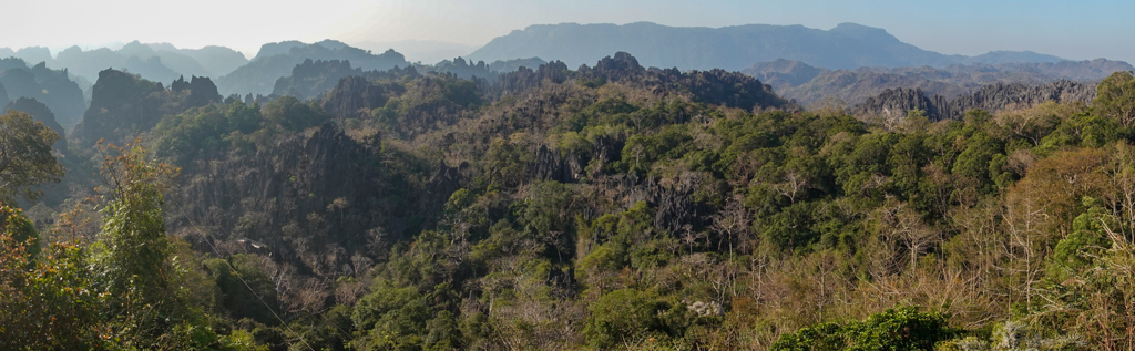 Panorama: Die atemberaubende Karst-Landschaft im frühen Morgenlicht