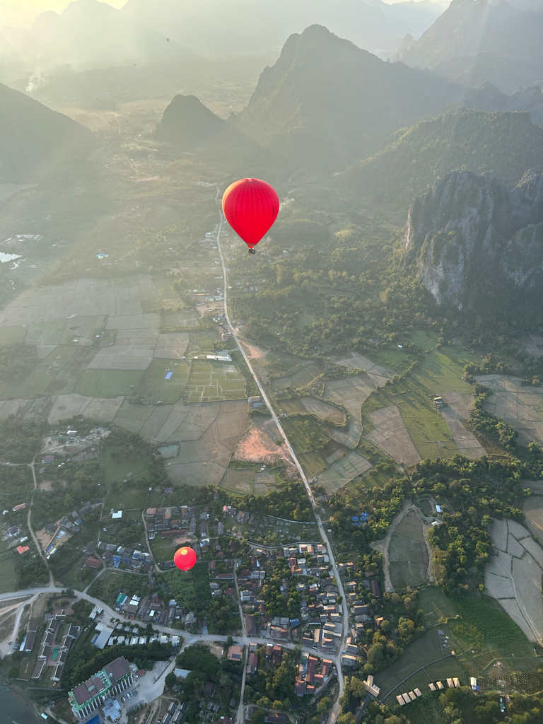 Dank Torsten: Blick aus dem Heissluftballon auf Luang Prabeng.