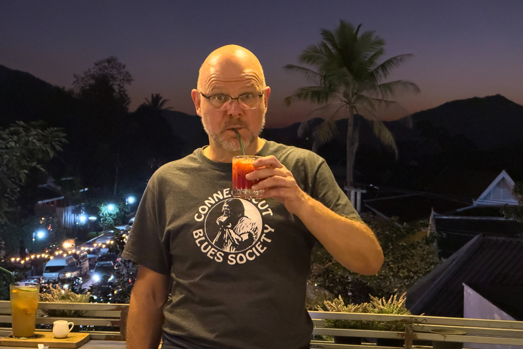 in der roof top bar in Luang Prabang. Torsten geniesst seinen green tea juice