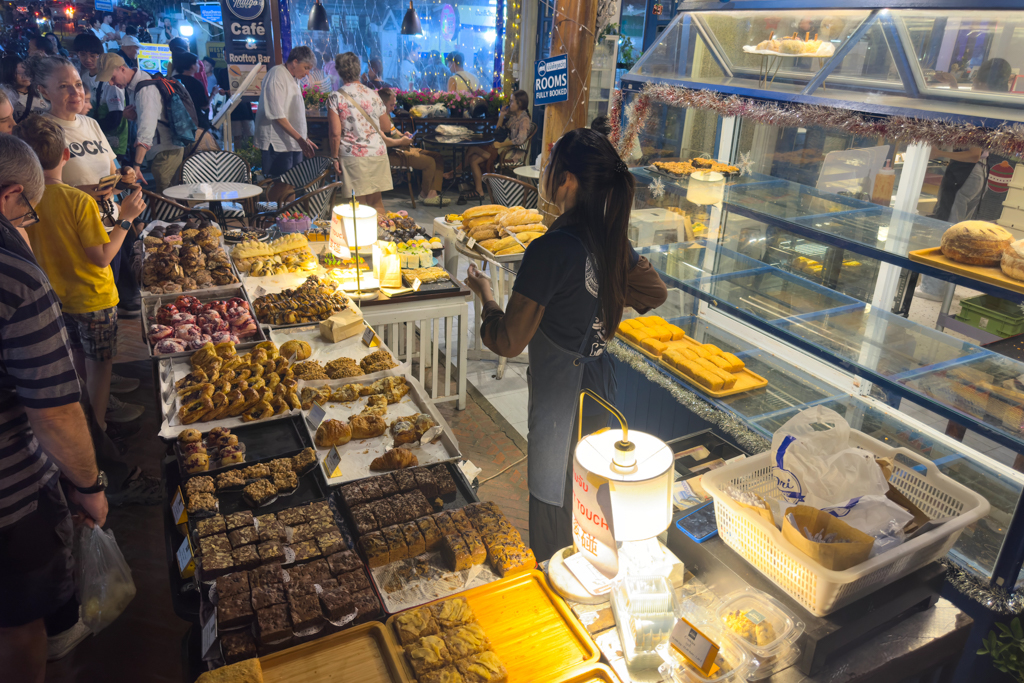 (zu) grosse Auswahl in der Bäckerei hier in Luang Prabang am Nightmarket