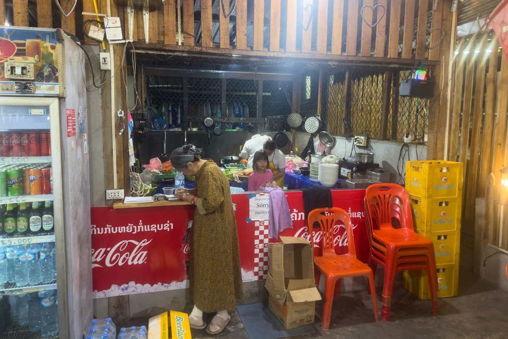 Blick in die Küche unseres Streetfood Restaurants in Luang Prabang