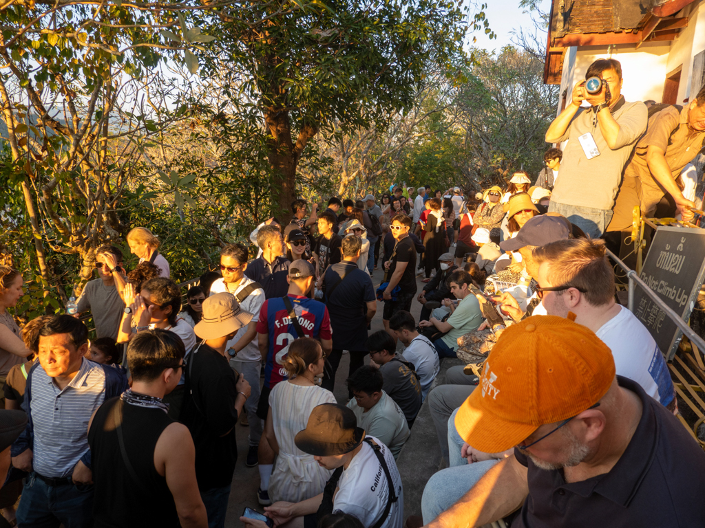 Alle fiebern dem Sonnenuntergang auf dem Phousi Hill in Luang Prabang entgegen...