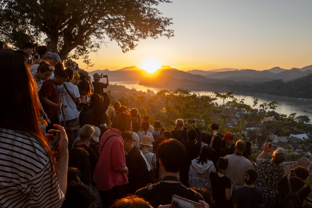 Alle fotografieren den Sonnenuntergang auf dem Phousi Hill in Luang Prabang