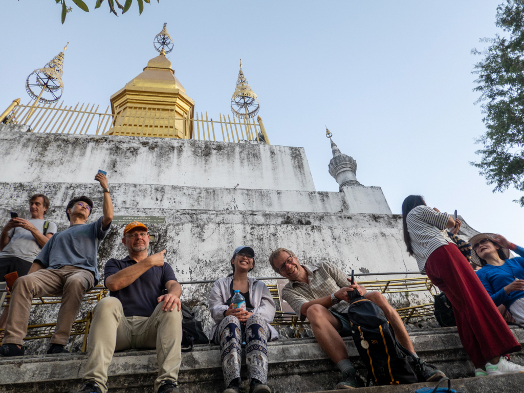 Jeany aus Kanada zwischen Torsten und Jo auf dem Phousi Hill in Luang Prabang