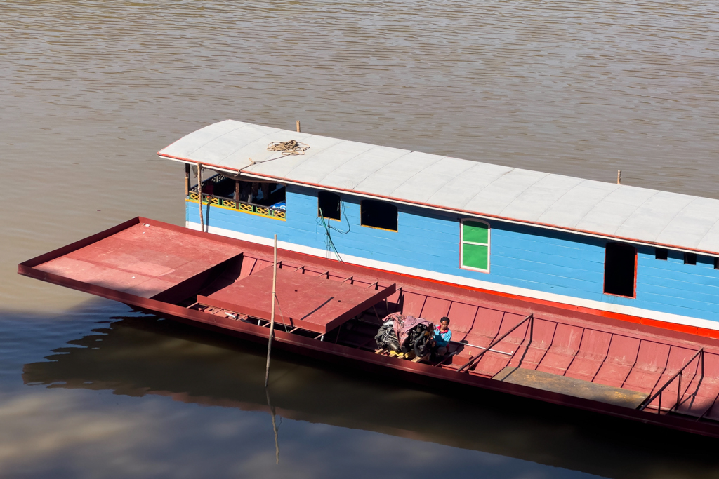 Touristenboot auf dem Mekong in Luang Prabang. Motorservice ist fällig