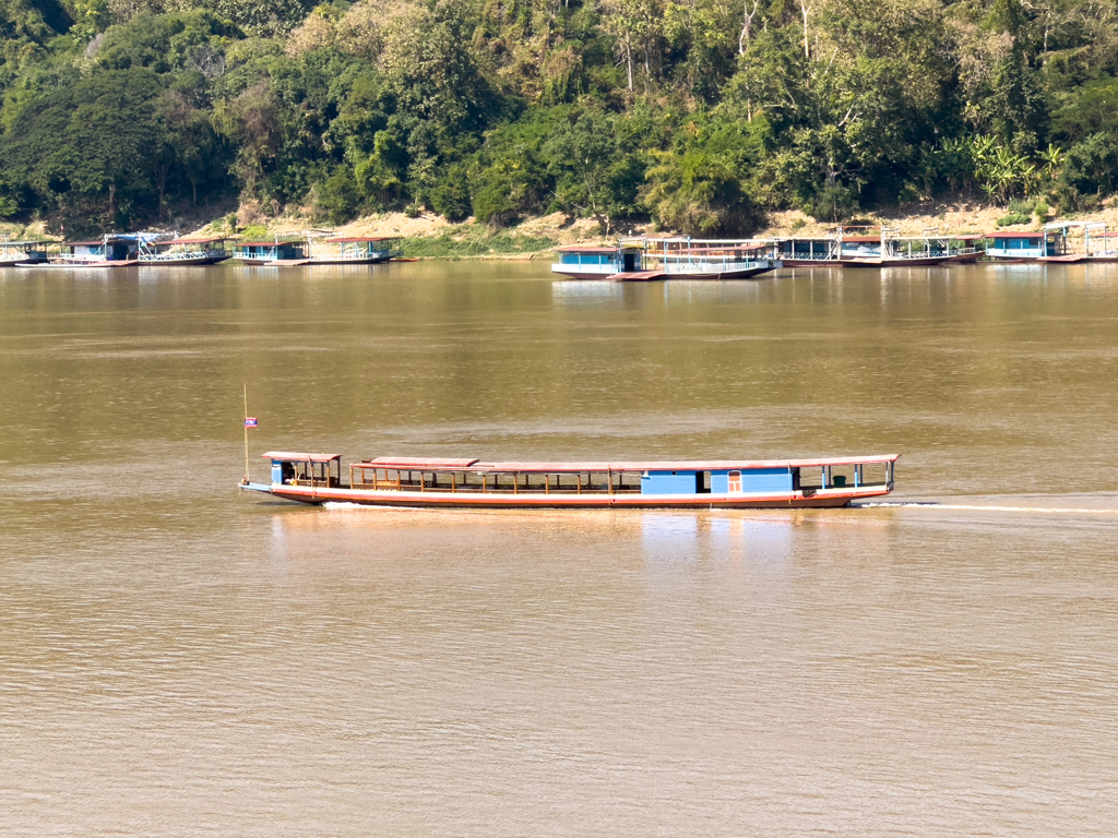 Touristenboot auf dem Mekong in Luang Prabang