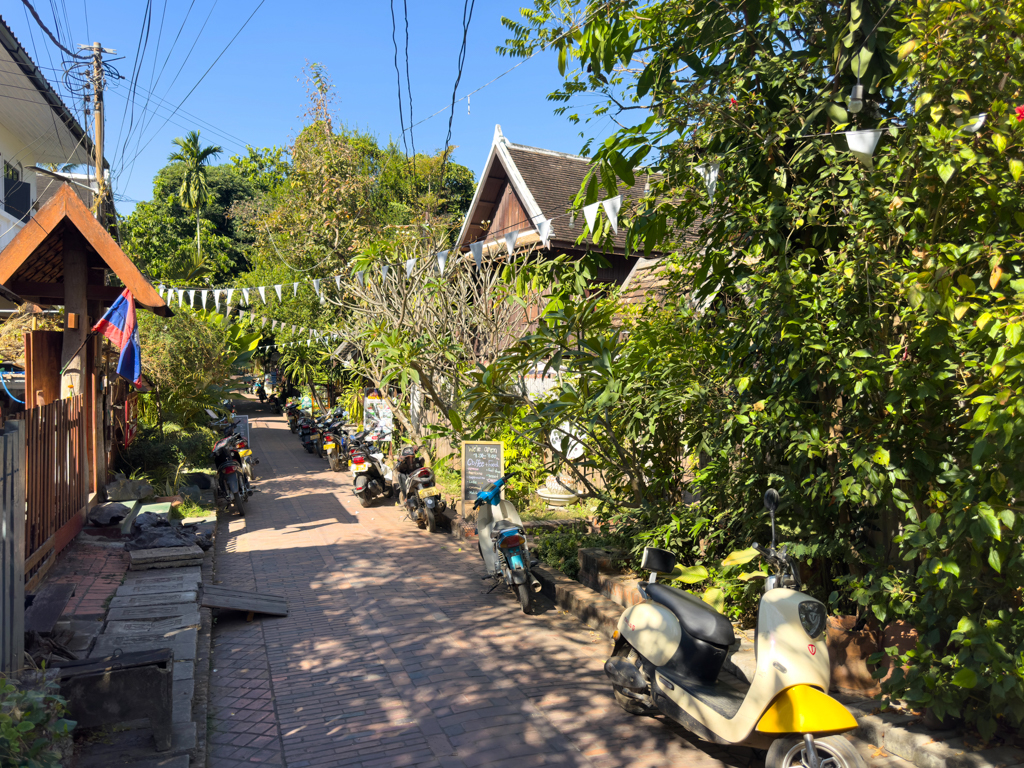 ruhige kleine Seitengasse in Luang Prabang. Hier lässt es sich gut leben