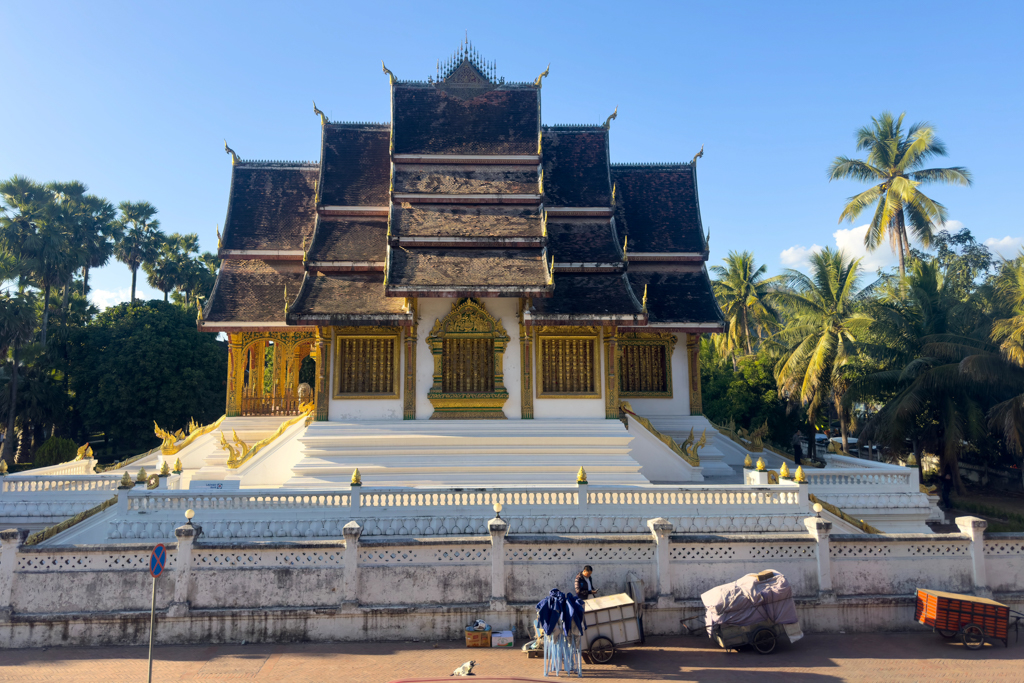 Haw Phra Bang Tempelanlage in Luang Prabang am Nachmittag. der Nightmaret wird vorbereitet.....