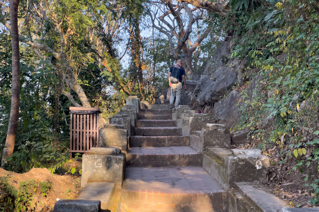 Aufstieg zum Sonnenuntergang auf den Phousi Hill in Luang Prabang