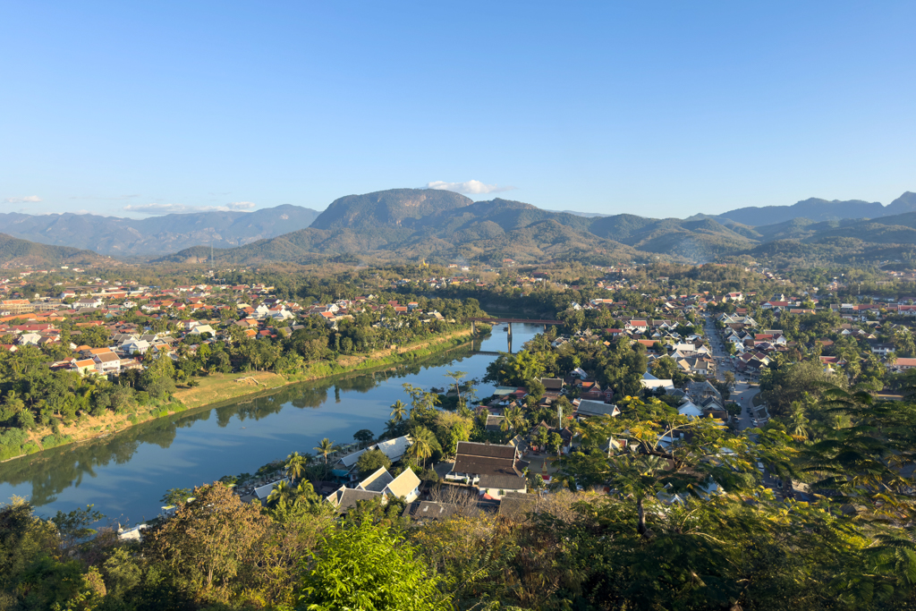 kleines Pano vom Phousi Hill über die Landschaft von Luang Prabang mit Nam Khan River