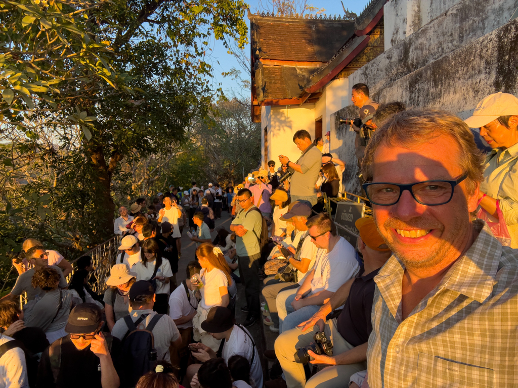 Der Phousi Hill füllt sich zum Sonnenuntergang in Luang Prabang