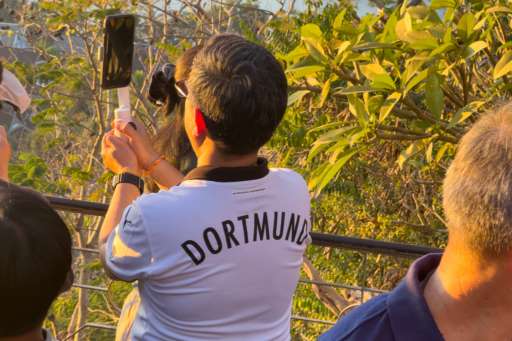 BVB ist überall. Auch am Sonnenuntergang in Luang Prabang: Borussia Verbindet