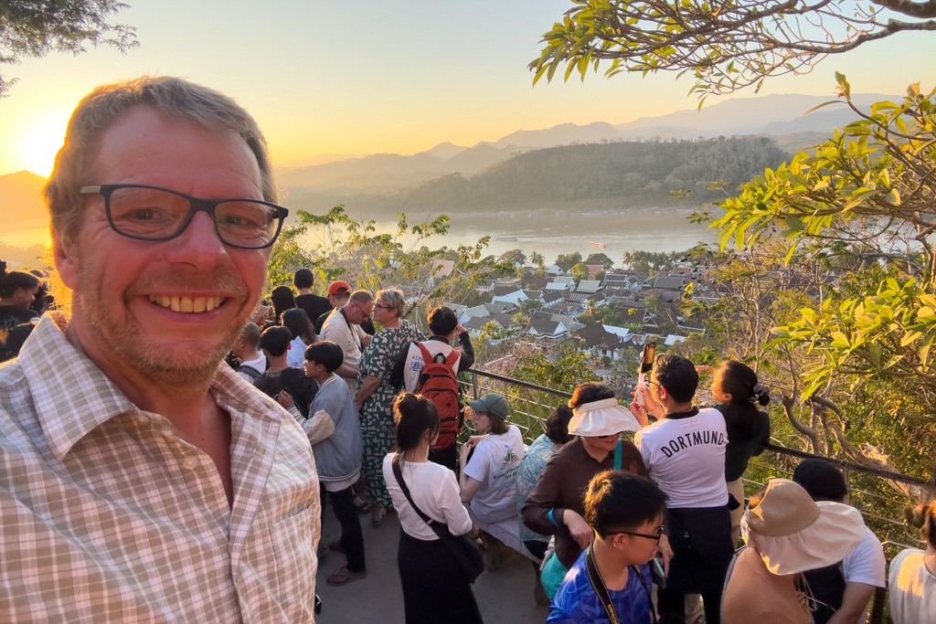 Der Phousi Hill füllt sich zum Sonnenuntergang in Luang Prabang