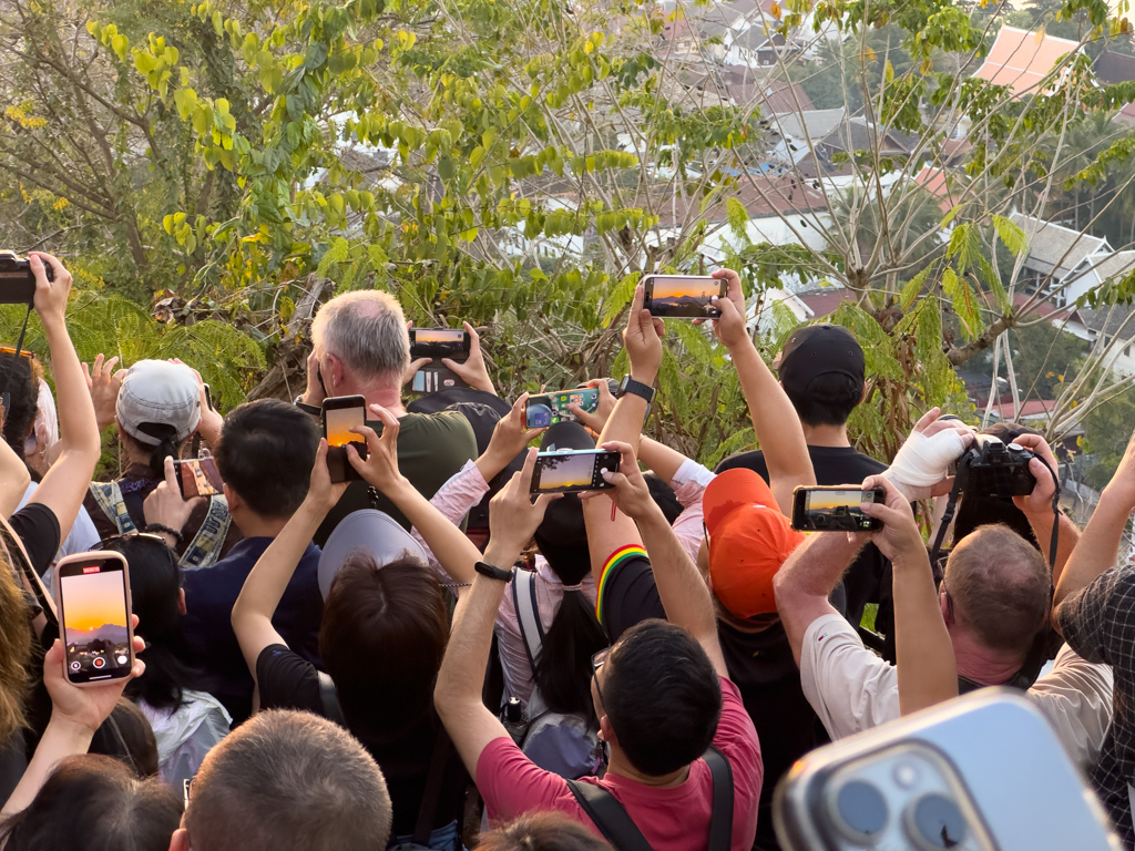 Alle fotografieren den Sonnenuntergang auf dem Phousi Hill in Luang Prabang