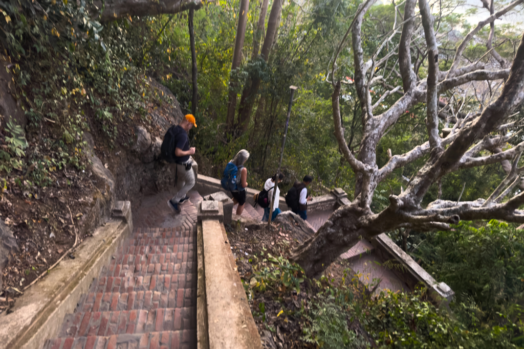 Abstieg nach dem Sonnenuntergang vom Phousi Hill in Luang Prabang