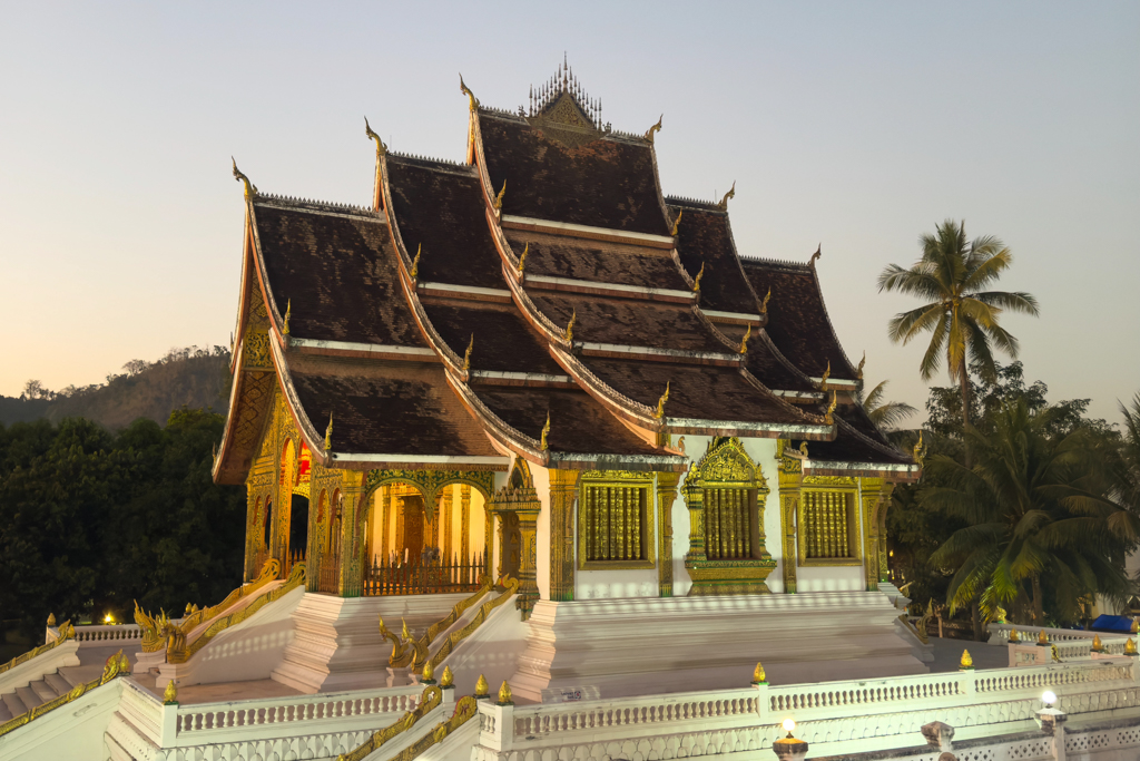 Haw Phra Bang Tempelanlage im Abendlicht mit Beleuchtung in Luang Prabang