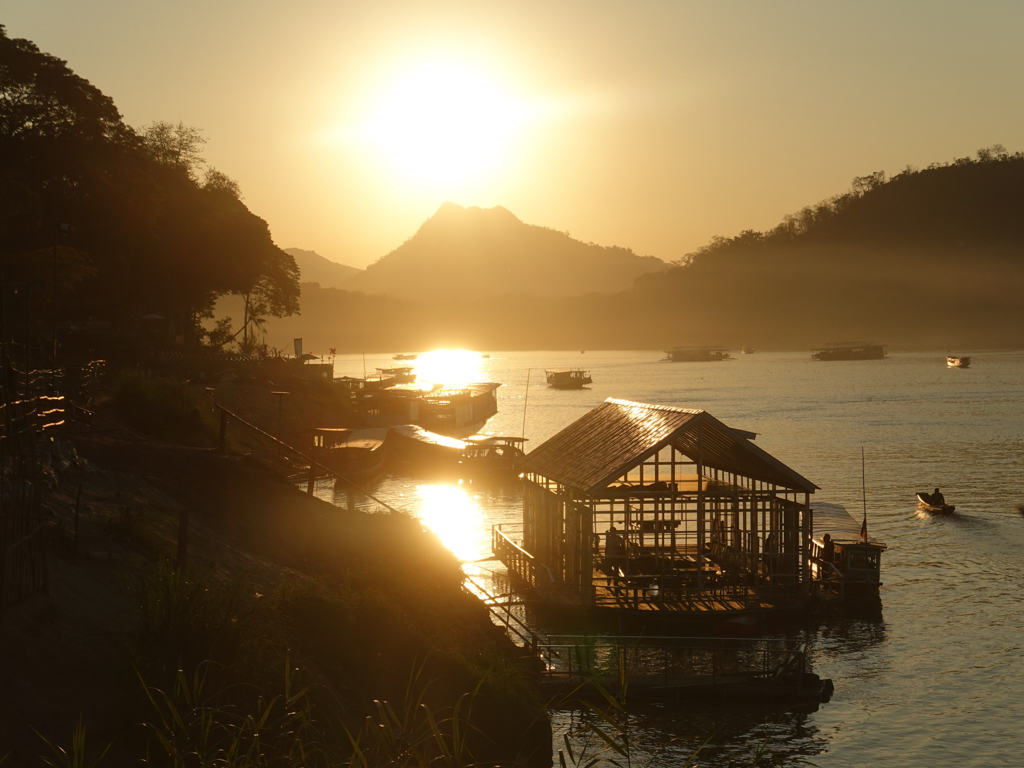 Kurz vor Sonnenuntergang am Mekong in Luang Prabang