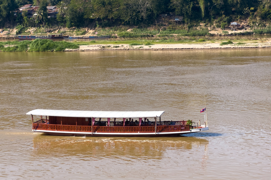 Ein Touristenboot auf dem Mekong hier in Luang Prabang